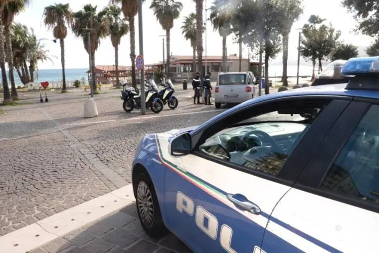 A Crotone "invade" la strada con sedie, tavoli e fioriere: sanzionato il titolare di un locale di intrattenimento images A Crotone "invade" la strada con sedie, tavoli e fioriere: sanzionato il titolare di un locale di intrattenimento