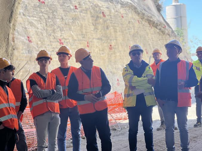 Taurianova, studenti in visita ai cantieri dei lavori di costruzione della Variante all'abitato di Palizzi images Taurianova, studenti in visita ai cantieri dei lavori di costruzione della Variante all'abitato di Palizzi