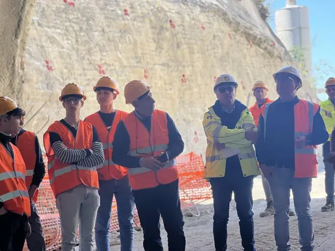 images Taurianova, studenti in visita ai cantieri dei lavori di costruzione della Variante all'abitato di Palizzi