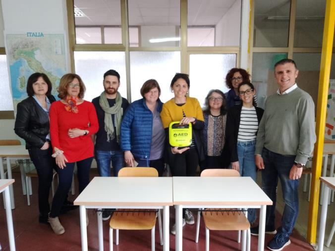 images L'associazione "Universo Minori" ha organizzato un corso all' IC Don Milani per il corretto utilizzo del defibrillatore