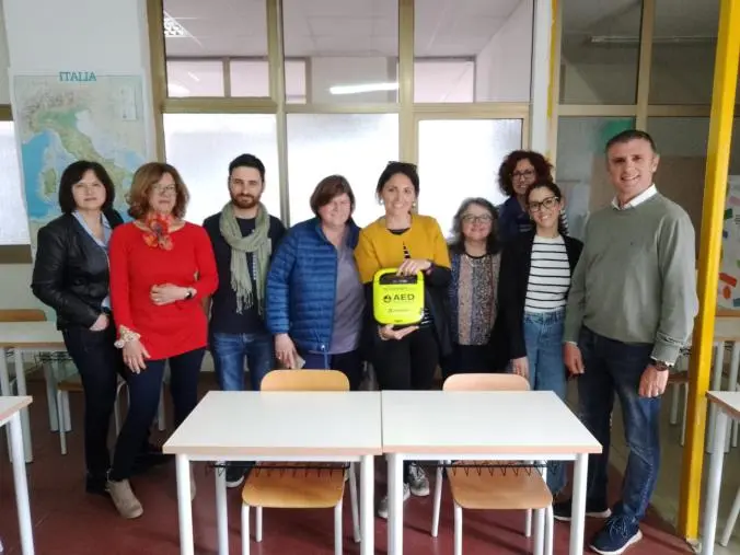 images L'associazione "Universo Minori" ha organizzato un corso all' IC Don Milani per il corretto utilizzo del defibrillatore