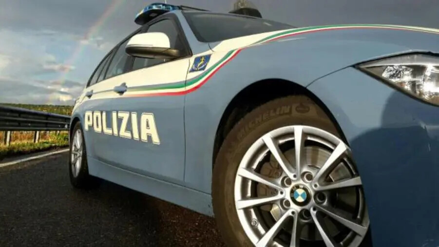 images Reggio Calabria, avvicinava le vittime con l’auto e gli strappava la borsa: denunciato