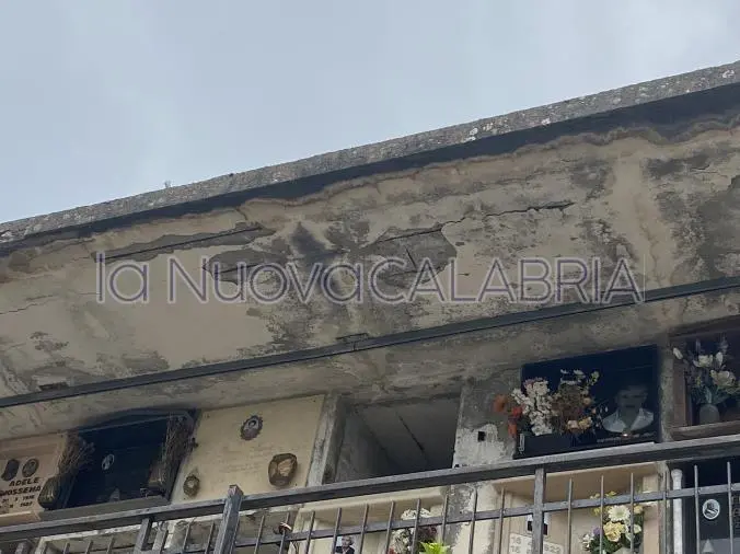 I residenti del quartiere Gagliano denunciano il possibile crollo di intonaci al cimitero
 images I residenti del quartiere Gagliano denunciano il possibile crollo di intonaci al cimitero