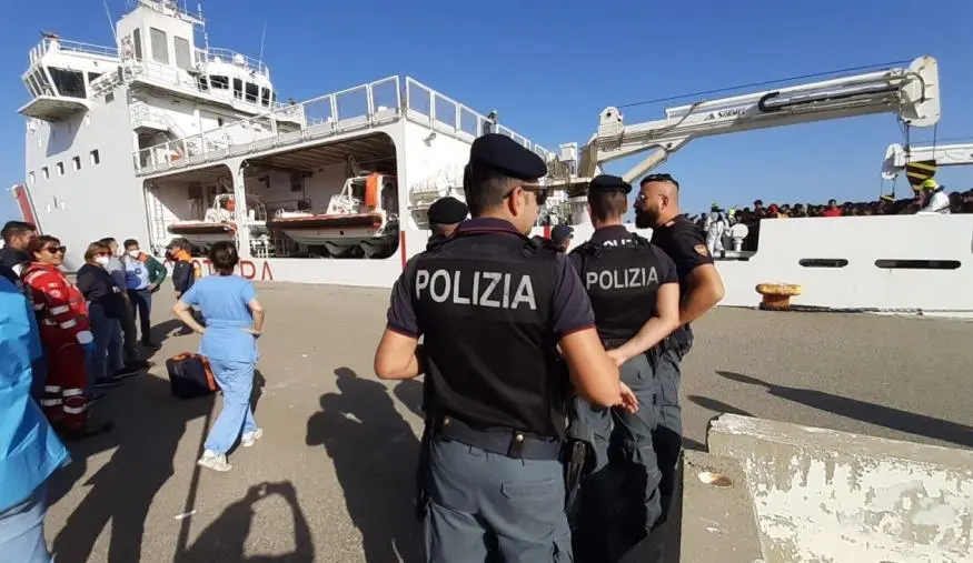Sbarco di migranti del 15 giugno a Crotone, fermati 2 scafisti egiziani images Sbarco di migranti del 15 giugno a Crotone, fermati 2 scafisti egiziani