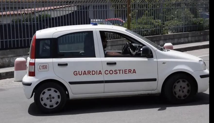 La Guardia costiera sequestra opere abusive sul litorale di Crotone