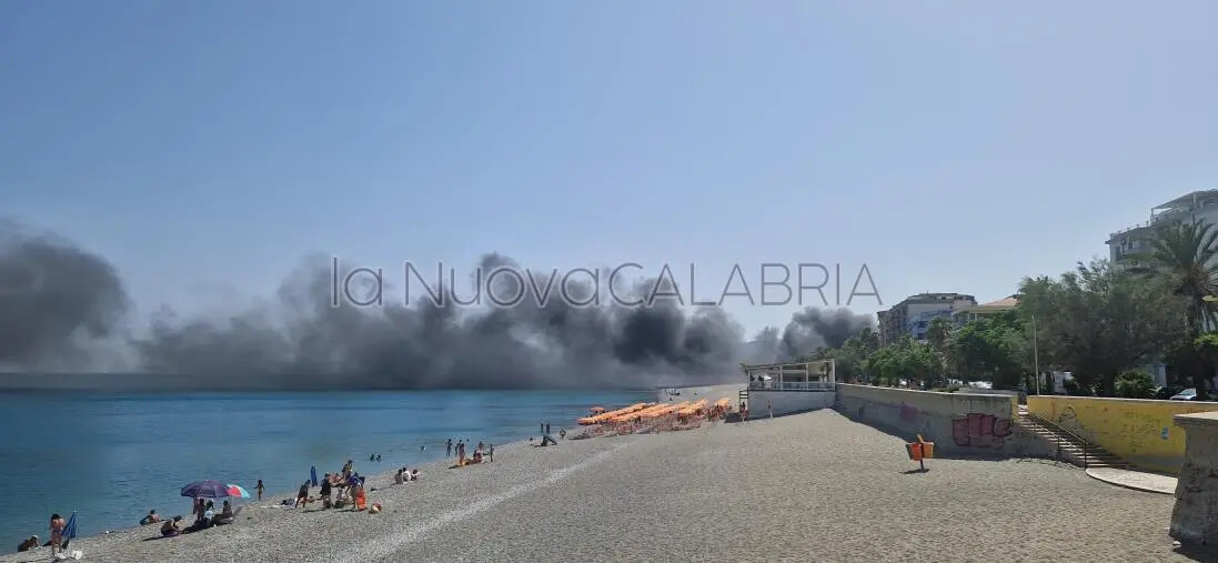 Coltre di fumo su Catanzaro Lido: in fiamme 4 imbarcazioni ed un gommone in località Corace images Coltre di fumo su Catanzaro Lido: in fiamme 4 imbarcazioni ed un gommone in località Corace