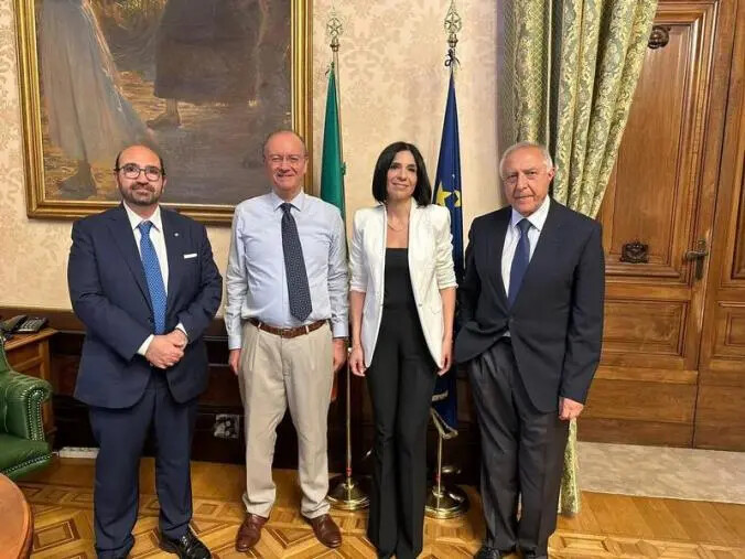 images Scuola, curvatura biomedica: il Mim pubblica l'avviso per reclutare nuovi licei 