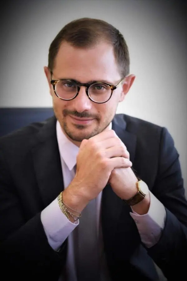 Nomine Amc, Azzarito Cannella a Cardamone: “Scivola su una buccia di banana” images Nomine Amc, Azzarito Cannella a Cardamone: “Scivola su una buccia di banana”