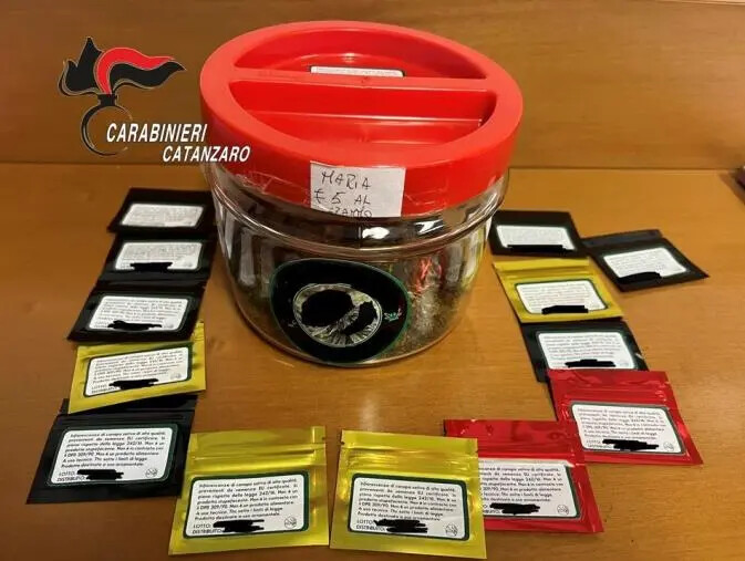 images Soverato, vende cannabis sul bancone del bar: arrestato un 46enne