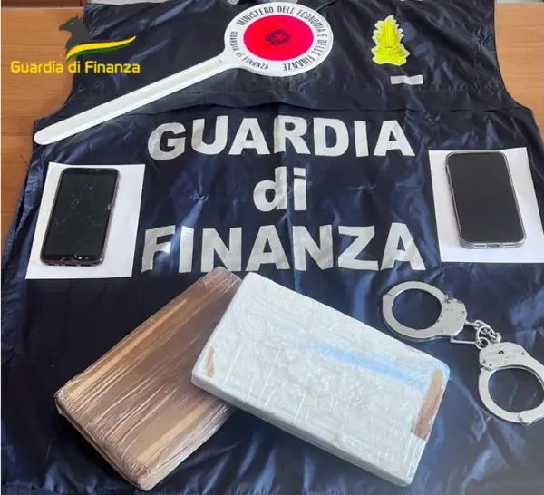images Cosenza, in auto sull'autostrada con oltre 2 chili di cocaina nascosta sotto il sedile: 2 arresti 