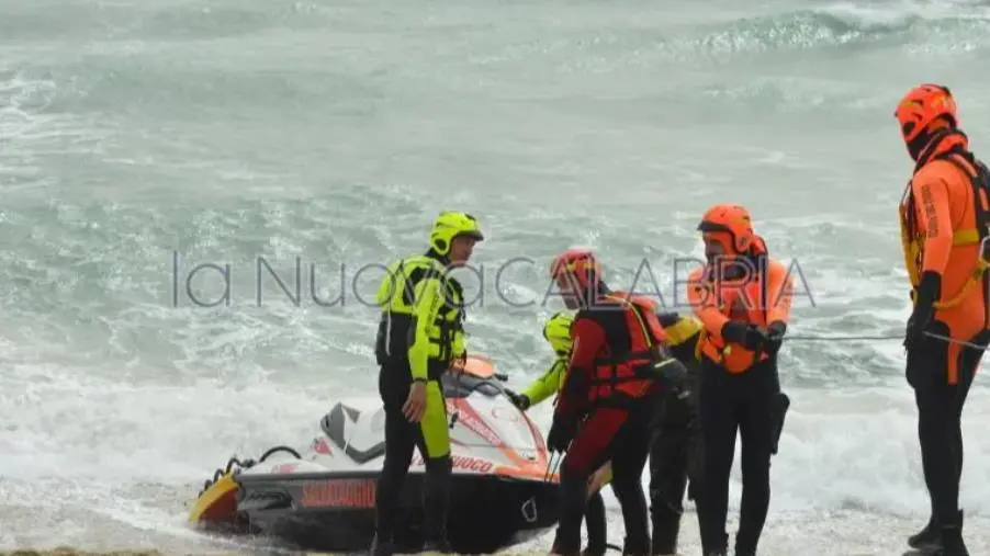 images Strage di Cutro, al processo un imputato scaglia un penna contro i giudici e urla: "Sono innocente"