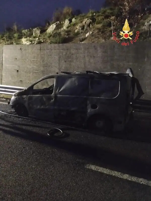 Veicolo in fiamme, chiusa la Strada statale 280 “Dei Due Mari”