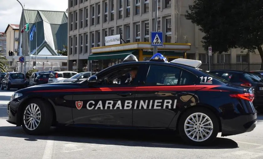images Lite tra fratelli nel Catanzarese, prima cercano di investirlo poi lo prendono a sassate 