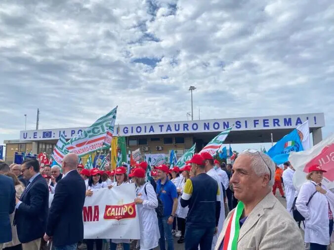 Flash mob per difendere il Porto di Gioia Tauro: manifestano istituzioni, sindacati e cittadini images Flash mob per difendere il Porto di Gioia Tauro: manifestano istituzioni, sindacati e cittadini