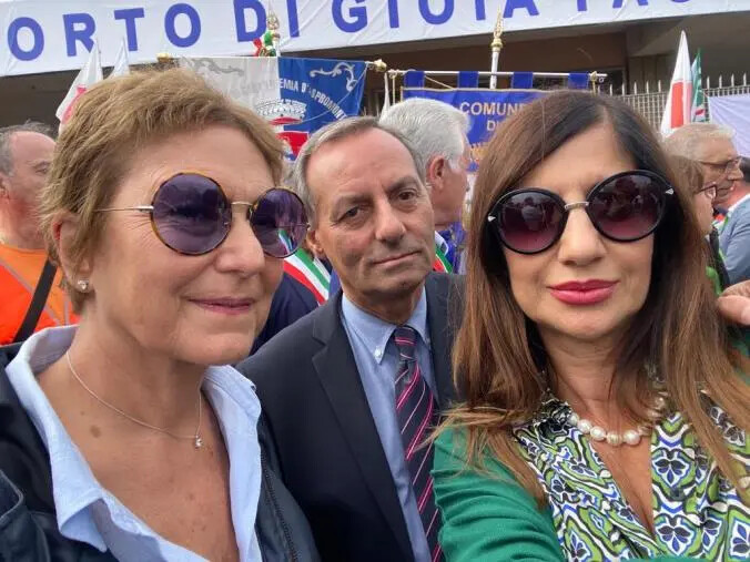 Flash mob per difendere il Porto di Gioia Tauro, presente anche l'ala democratica images Flash mob per difendere il Porto di Gioia Tauro, presente anche l'ala democratica