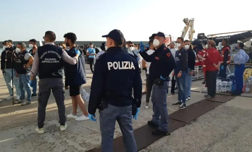 images Si presenta in questura a Crotone per chiedere asilo ma era ricercato da circa 7 anni: arrestato