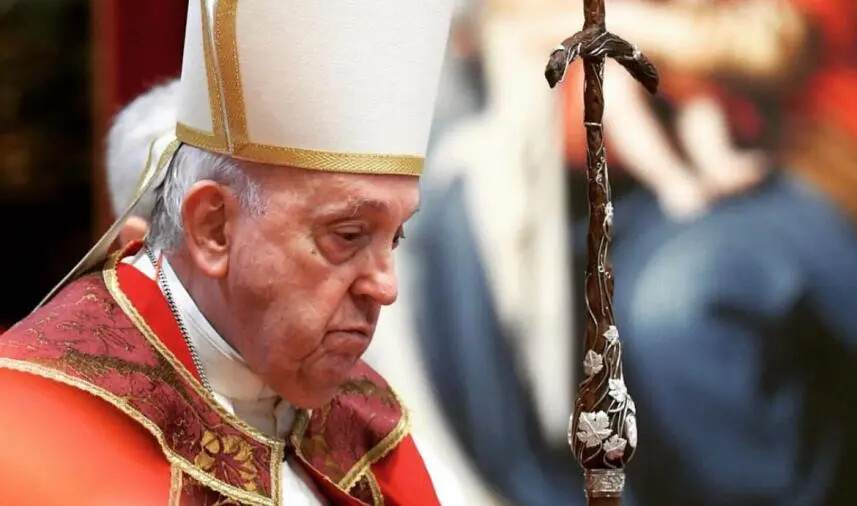 Tragedia di Cutro, donato al Papa un inginocchiatoio realizzato con il legno del barcone images Tragedia di Cutro, donato al Papa un inginocchiatoio realizzato con il legno del barcone