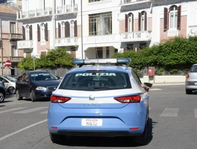 Crotone, entra in un market con una catena, ruba merce e colpisce dipendente e direttrice: arrestato images Crotone, entra in un market con una catena, ruba merce e colpisce dipendente e direttrice: arrestato