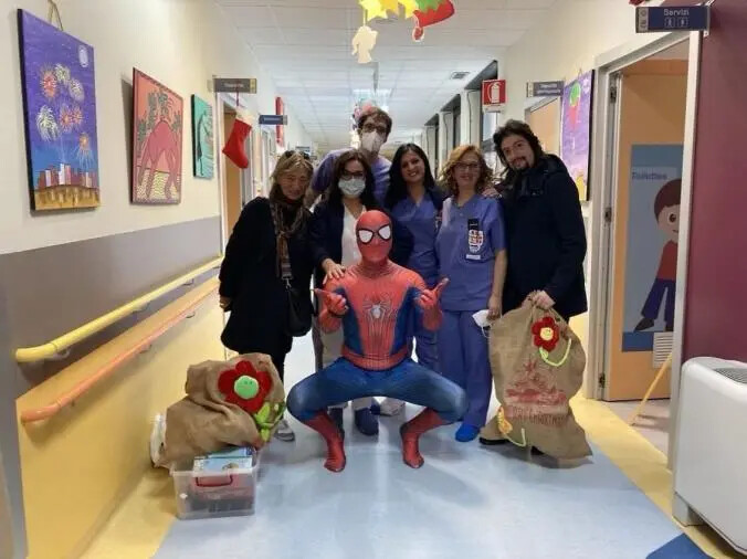 Sorpresa in Pediatria, “Spiderman” irrompe tra le corsie dell'Ospedale Pugliese-Ciaccio di Catanzaro images Sorpresa in Pediatria, “Spiderman” irrompe tra le corsie dell'Ospedale Pugliese-Ciaccio di Catanzaro