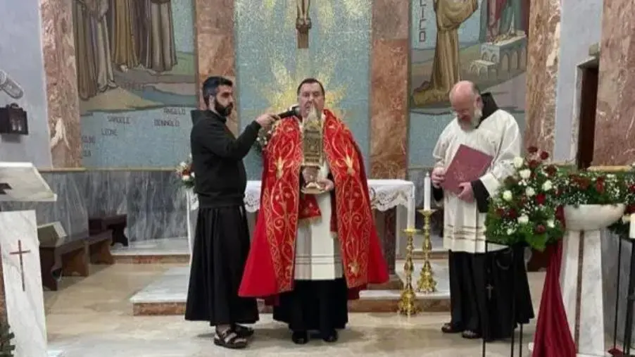 Le Reliquie Maggiori delle stimmate di S. Francesco a Catanzaro: veglia di preghiera con mons. Maniago images Le Reliquie Maggiori delle stimmate di S. Francesco a Catanzaro: veglia di preghiera con mons. Maniago