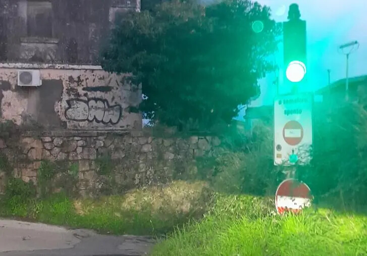 Catanzaro, semaforo impazzito nel quartiere Gagliano: verde in contemporanea nei due sensi images Catanzaro, semaforo impazzito nel quartiere Gagliano: verde in contemporanea nei due sensi