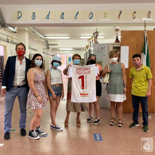 "Aquile in classe", una maglia ricordo dell'US Catanzaro alle scuole che hanno partecipato al progetto images "Aquile in classe", una maglia ricordo dell'US Catanzaro alle scuole che hanno partecipato al progetto