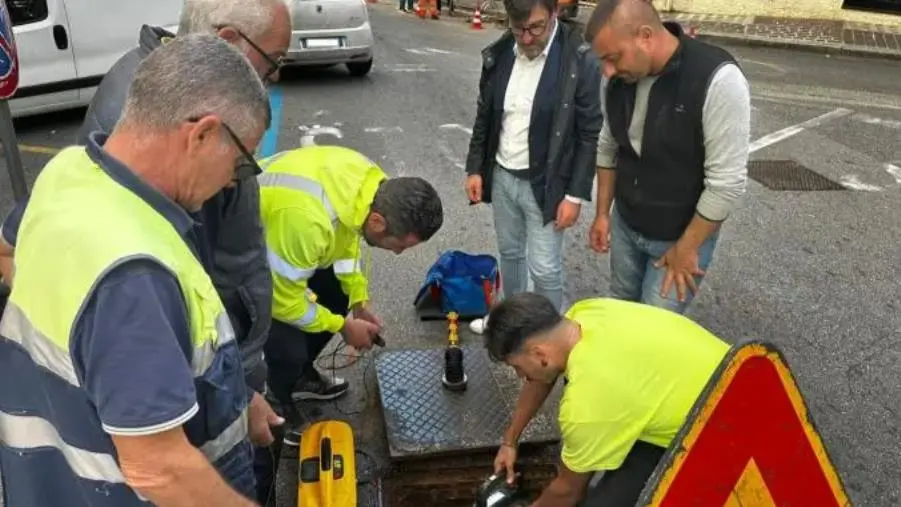 images Acqua non potabile a Catanzaro: il Comune distribuirà bottiglie di minerale ai residenti 