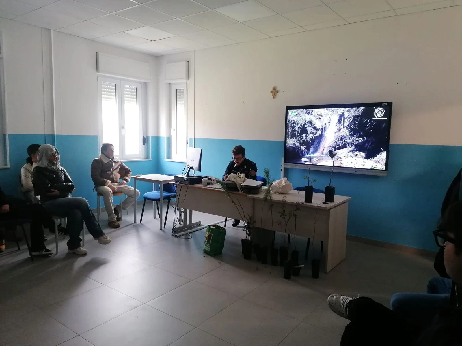 Gizzeria, studenti e Forestali insieme per l’ambiente: all’ITAS l’iniziativa "Un albero per il futuro"