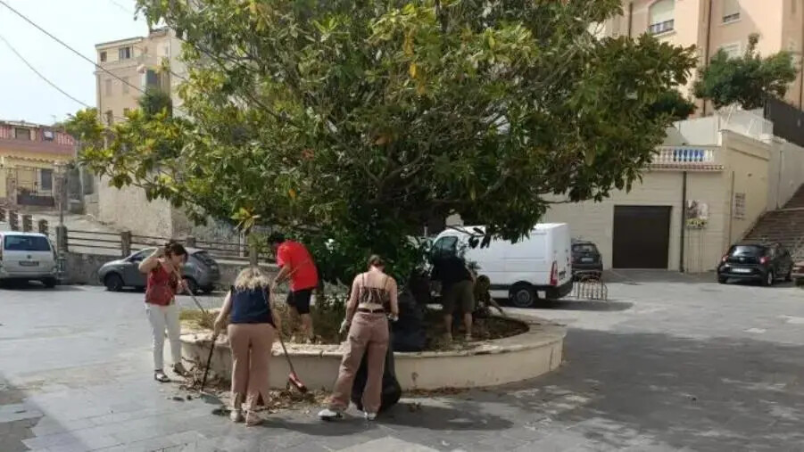 Catanzaro, i ragazzi del Centro di solidarietà Ets ripuliscono l’aiuola nel piazzale di via Fontana Vecchia images Catanzaro, i ragazzi del Centro di solidarietà Ets ripuliscono l’aiuola nel piazzale di via Fontana Vecchia