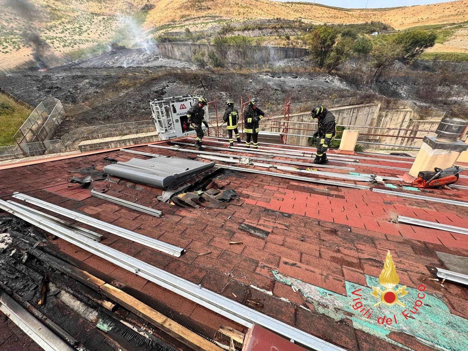 Brucia la periferia sud di Catanzaro: le fiamme minacciano un'abitazione