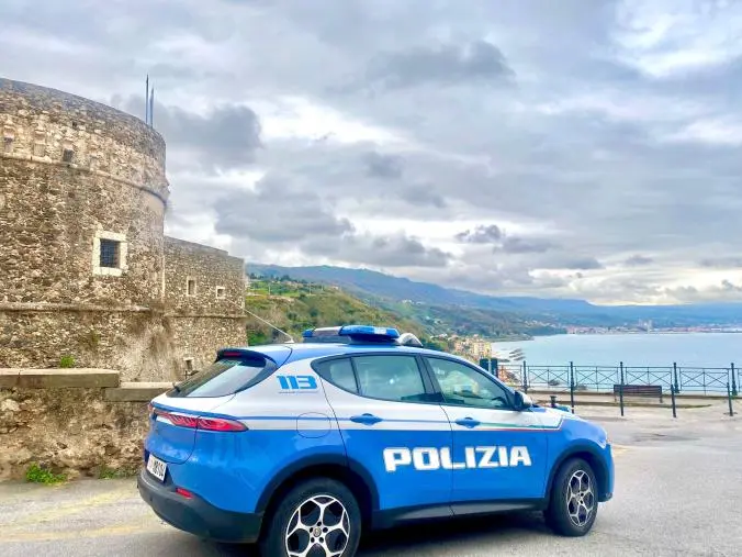 images Pizzo, in 2 scavalcavano una recinzione mentre il terzo faceva il 'palo': denunciati 3 georgiani