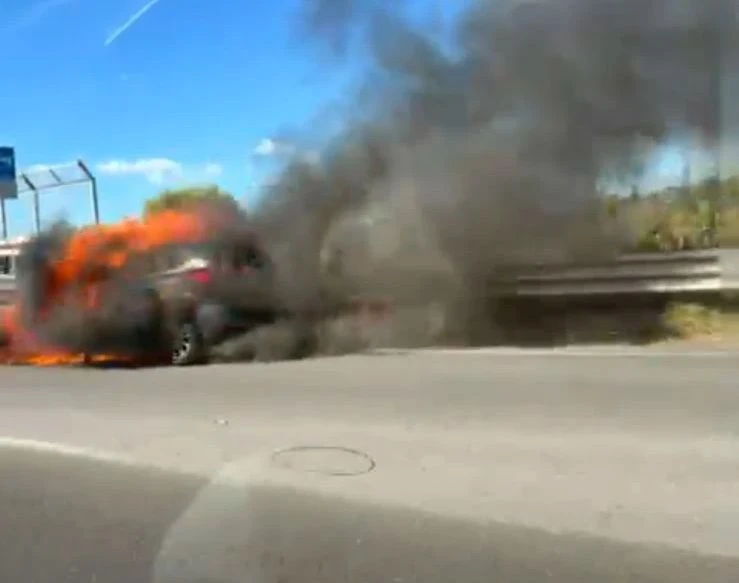 Catanzaro, auto in fiamme sulla strada tra  Lido e Roccelletta di Borgia