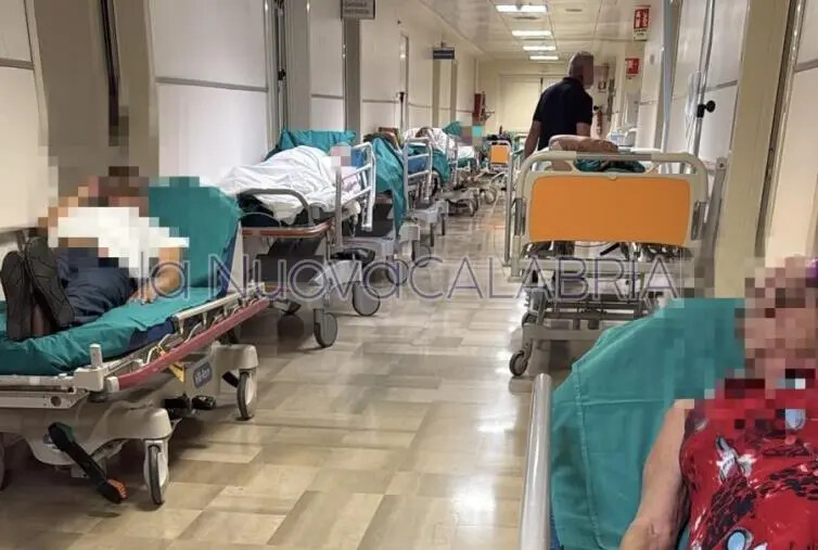 images Emergenza senza fine al PS di Catanzaro: letti nei corridoi e pazienti nei ripostigli