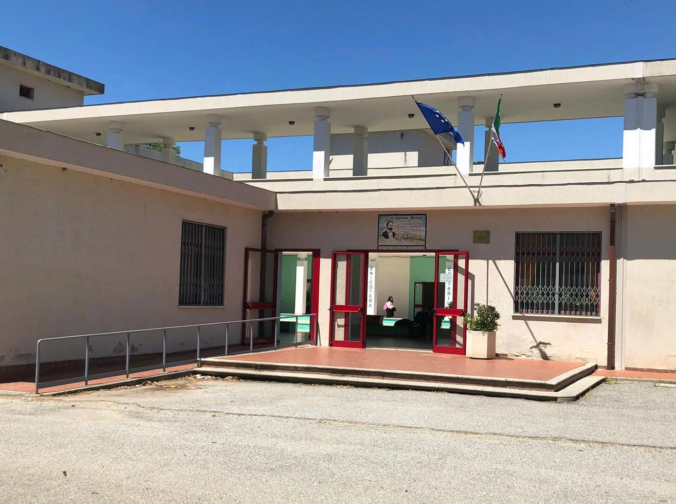 Pianificava di accoltellare la sua prof di Italiano: sventata tragedia in una scuola di Lamezia 