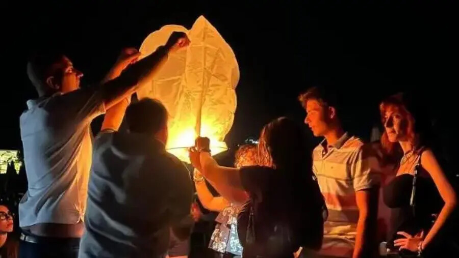 “La notte delle Lanterne”, il ricordo di Beatrice che risplende tra le stelle images “La notte delle Lanterne”, il ricordo di Beatrice che risplende tra le stelle