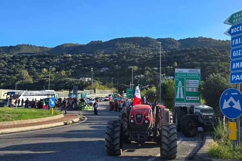 La Tazzina della Legalità al fianco di autotrasportatori e agricoltori: "Il silenzio non può cancellare il bisogno" images La Tazzina della Legalità al fianco di autotrasportatori e agricoltori: "Il silenzio non può cancellare il bisogno"