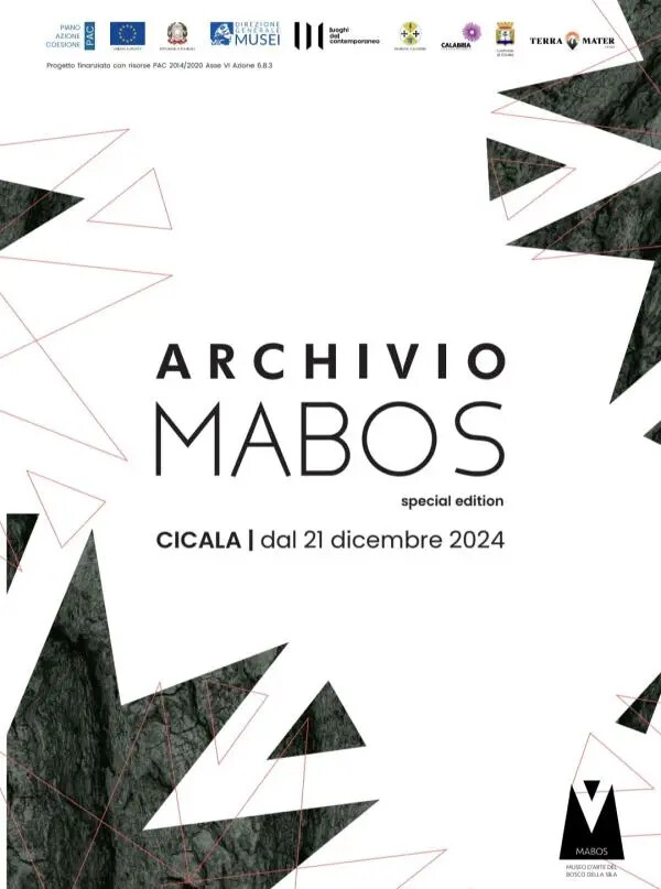 images La mostra “Archivio Mabos” approda a Cicala: manifesti d’arte sugli edifici del paese