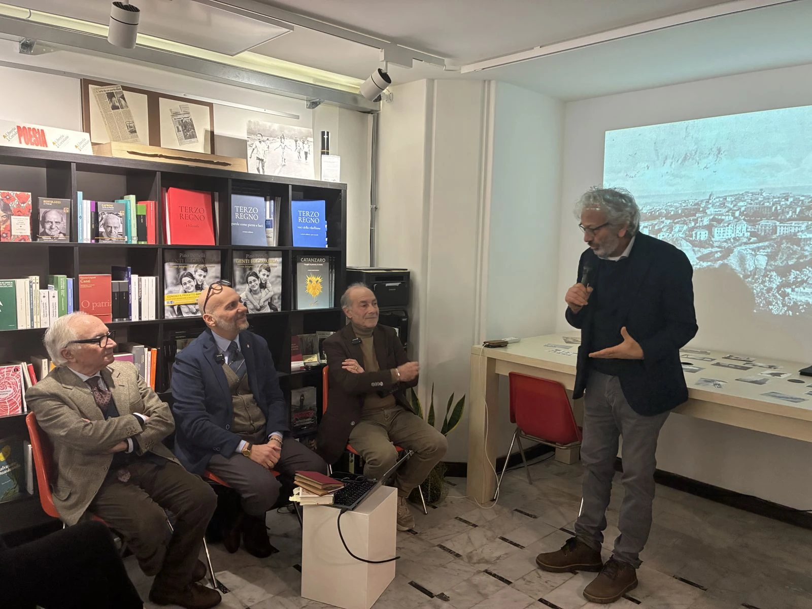 Catanzaro e la memoria perduta: alla Libreria Coriolano un viaggio nella città che fu