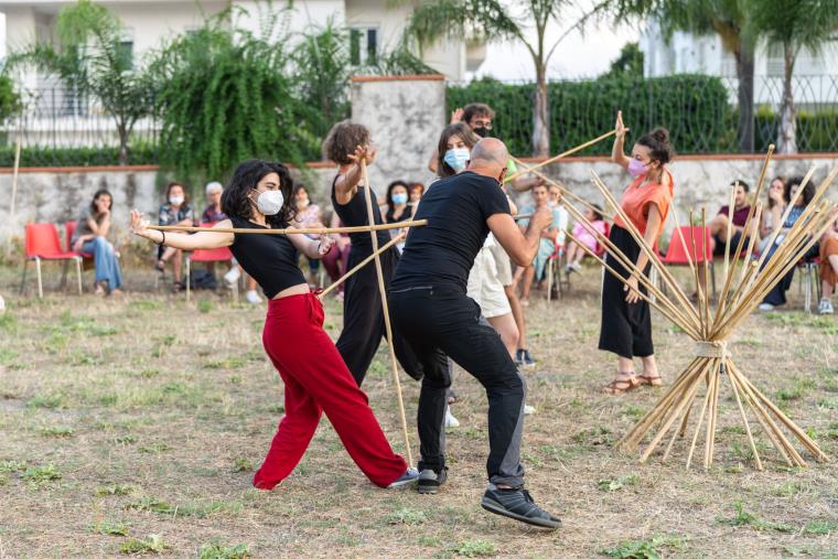 images Lamezia, a Civico Trame arriva “Steli”, la performance urbana della compagnia Stalkerteatro che sta girando il mondo