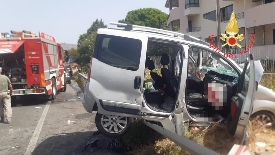 images Montepaone, incidente stradale sulla SS106: elisoccorso sul posto (VIDEO)