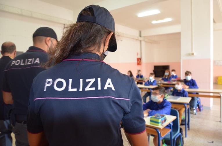 "Torneremo a scuola" con la Polizia di Stato: le forze dell'ordine vicine agli studenti images "Torneremo a scuola" con la Polizia di Stato: le forze dell'ordine vicine agli studenti
