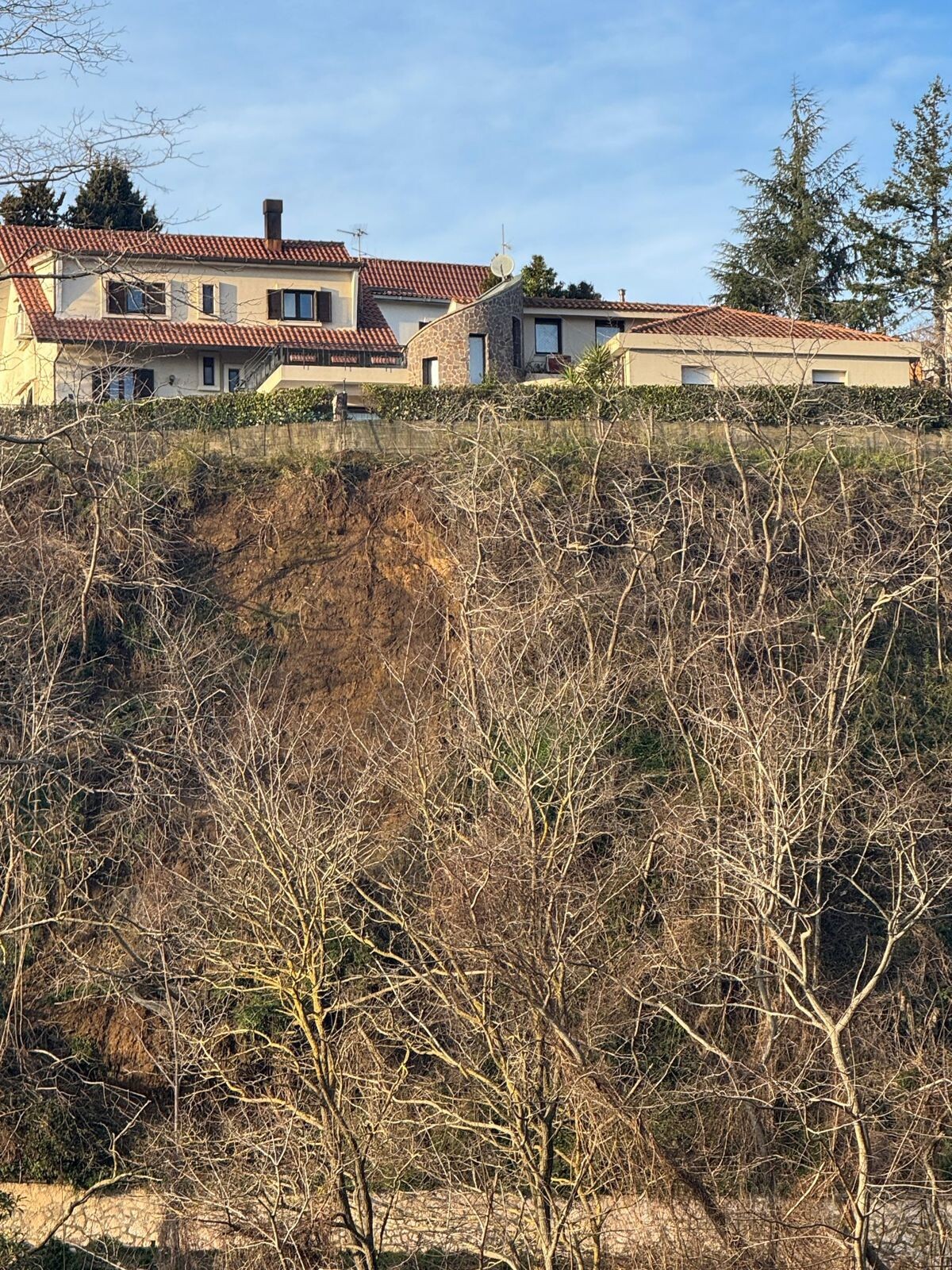 images Casa in bilico sulla Ss 19 a Tiriolo: convocato un tavolo tecnico in Prefettura 