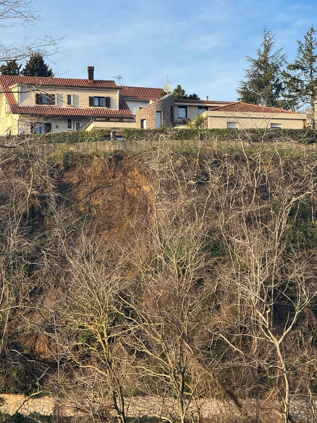 Casa in bilico sulla Ss 19 a Tiriolo: convocato un tavolo tecnico in Prefettura 