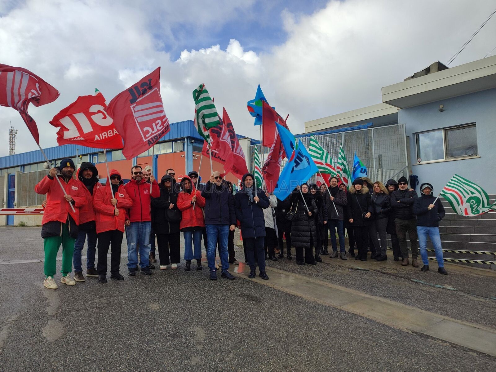 images Catanzaro, i sindacati in sit-in contro i nuovi bandi di Enel: "A rischio la territorialità"