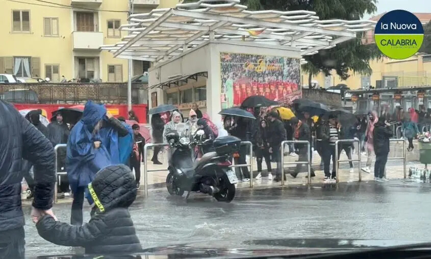 Acquazzone sul Ceravolo, gara sospesa: i tifosi lasciano lo stadio sotto la grandine images Acquazzone sul Ceravolo, gara sospesa: i tifosi lasciano lo stadio sotto la grandine
