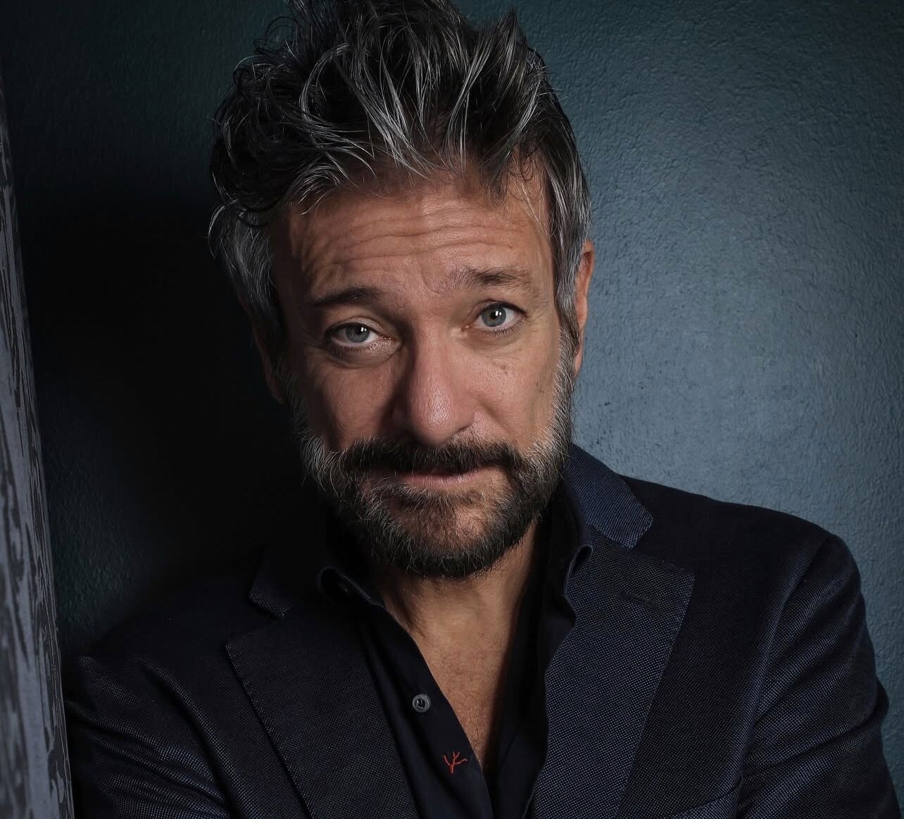 images Ama Calabria, Sergio Assisi a Lamezia Terme con “Mi dimetto da uomo”: l’intervista 