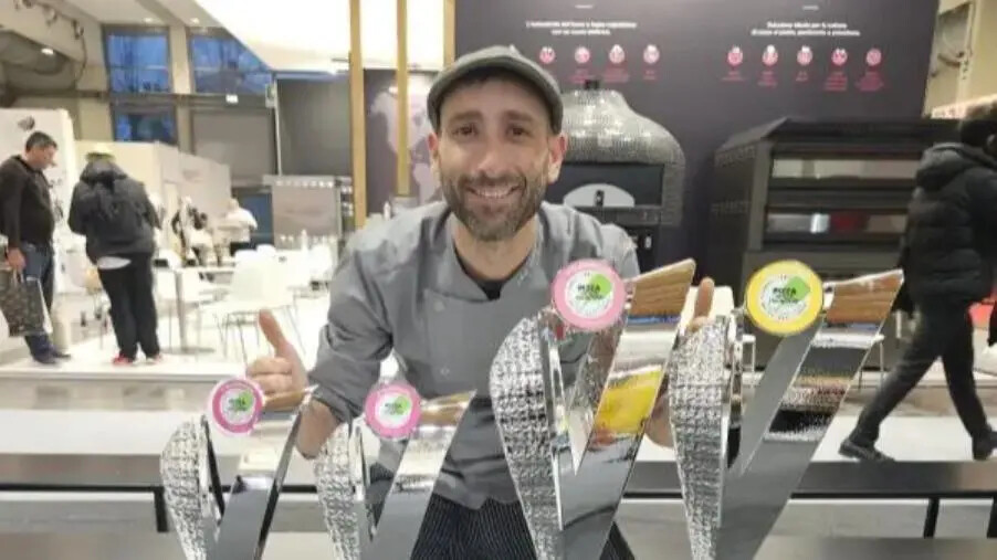Il catanzarese Luigi Zampina con le sue "creazioni" si conferma Campione del Mondo al "Pizza senza frontiere 2025" images Il catanzarese Luigi Zampina con le sue "creazioni" si conferma Campione del Mondo al "Pizza senza frontiere 2025"