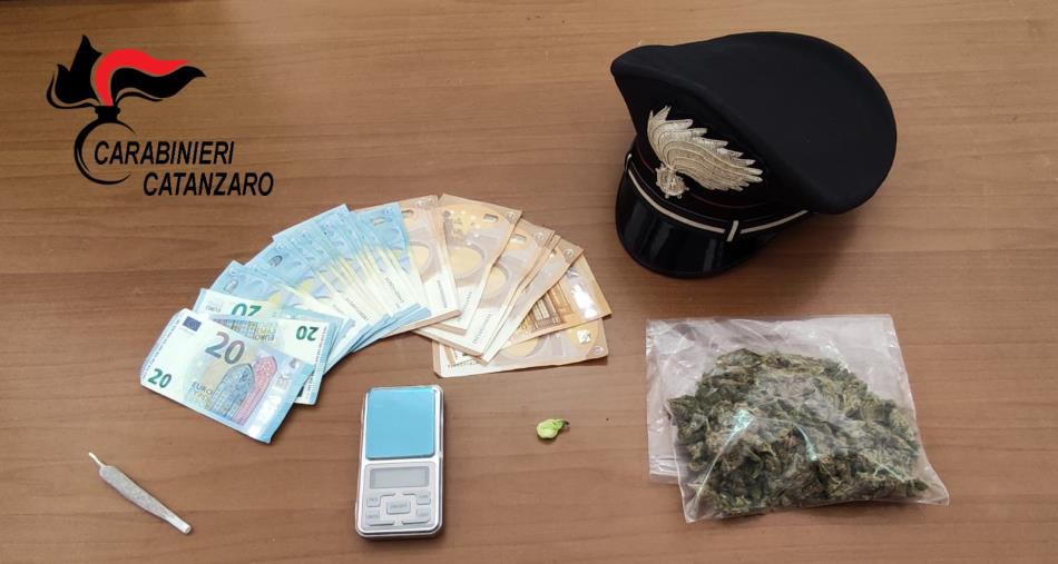 images Borgia, nasconde 50 grammi di marijuana in casa: arrestato 
