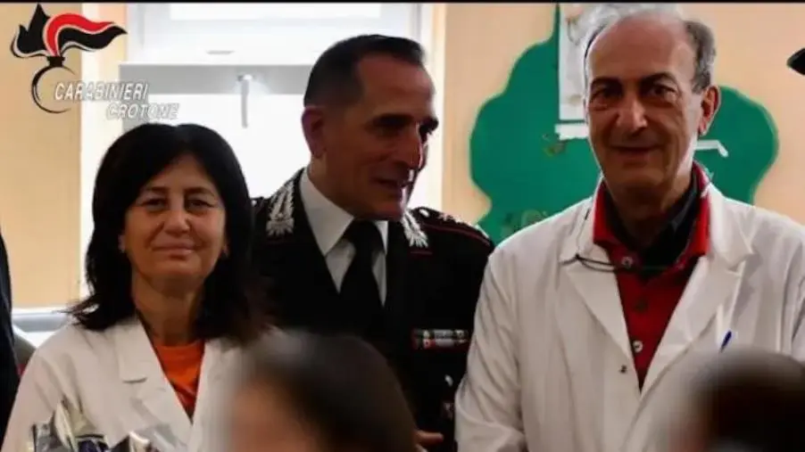 images Crotone, i Carabinieri donano Uova di Pasqua ai bimbi ricoverati 