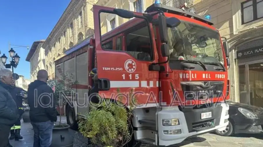Catanzaro, fuoco sul balcone di una casa in centro images Catanzaro, fuoco sul balcone di una casa in centro